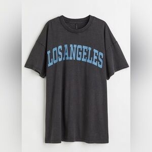 H&M dark gray wash t-shirt w/ "LOS ANGELES" blue printed across the chest 🩶💙